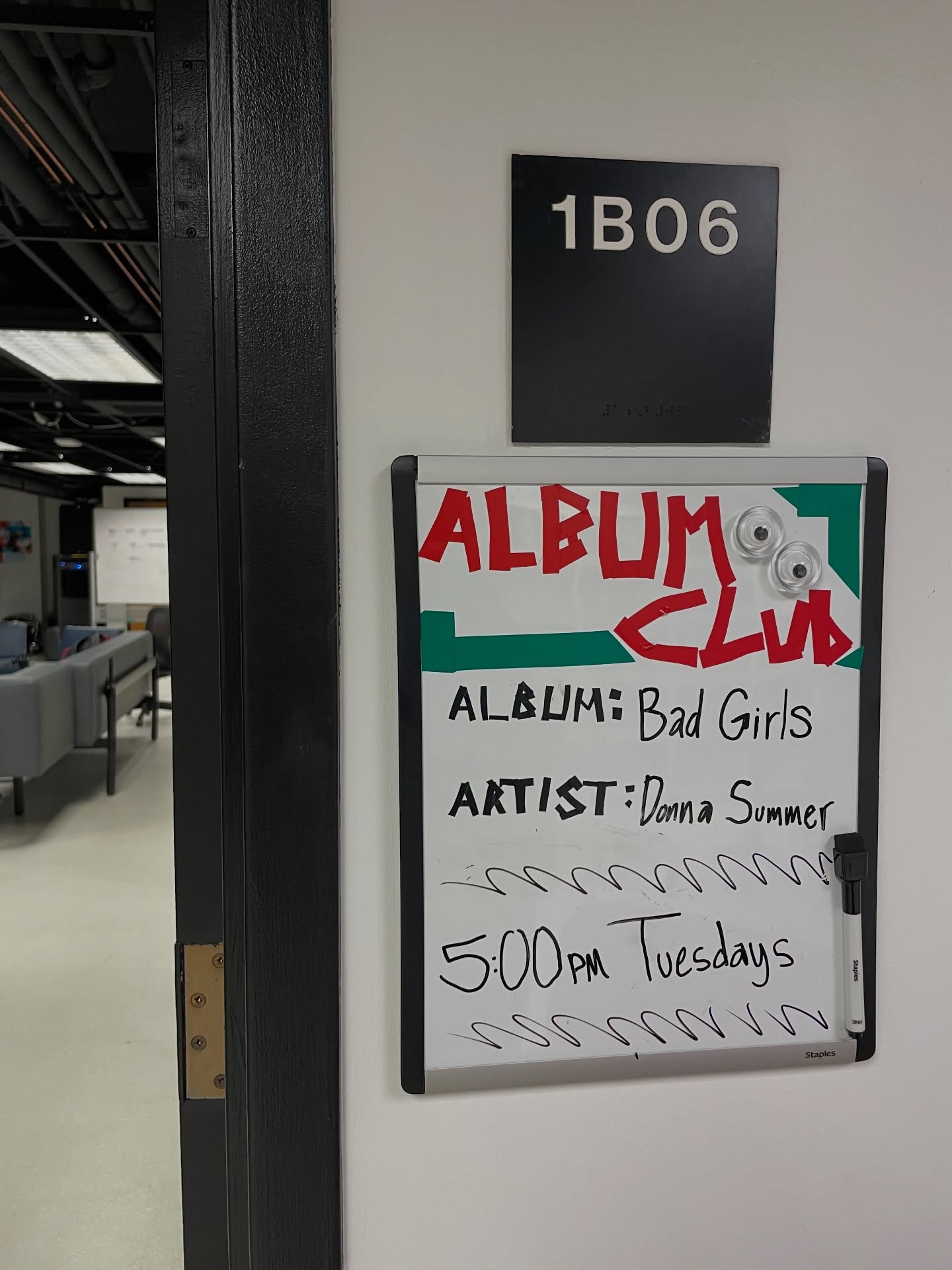 Next week’s Album Club is disco-licious 🪩 Come talk Donna Summer with us Tuesday at 5pm!