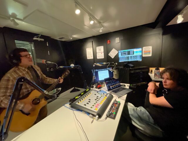 LOCAL SHAKEDOWN IS BACK! Our first in-studio appearance in our Carlson studios was this afternoon 🎉 If you missed @bryanbielanski’s live set, no fear - it’s on our SoundCloud! Find it linked to on our homepage or at https://soundcloud.com/radio1190/bryan-bielanski