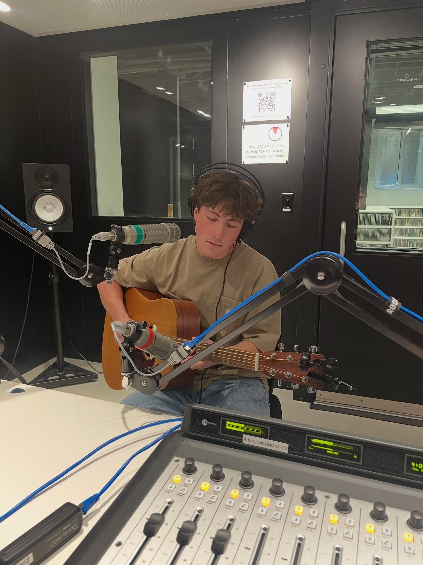 Two in-studio appearances in one day? During finals? That’s just how we are 💪 Was awesome to have @lopro360 in the house for an amazing acoustic set! If you missed it, hop over to our SoundCloud: https://soundcloud.com/radio1190/logan-proffitt