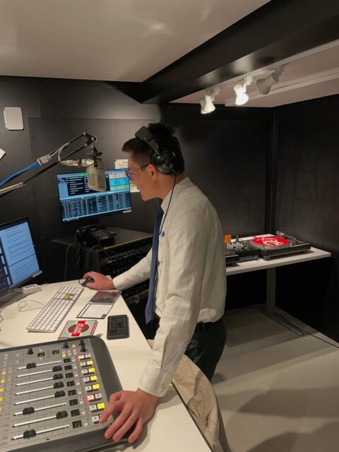 It’s DJ Randy Roundup for his first-ever edition of Flatiron Two-Tone! Grab some amazing classic country vibes every Tuesday from 2-4pm right here on 1190 AM in Boulder, 92.9 FM in Denver, and online at 1190.radio 📻