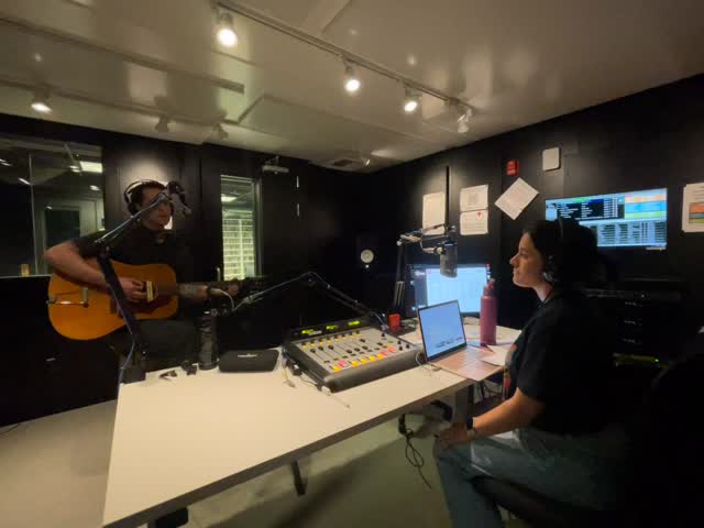 So awesome to have DJ Mel Z host @jacobtsimons in advance of his performance at @etown_radio Town Hall tomorrow with @itspalamara! If you missed his set, find it at our SoundCloud at SoundCloud.com/radio1190 🎙️